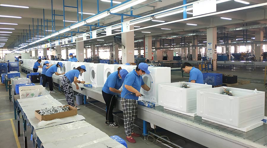 高效率！員工們忙碌地開展巴西客戶的衣物烘干機(jī)生產(chǎn)工作
