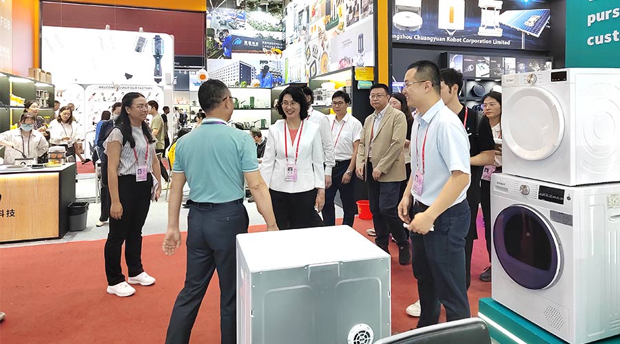 廣交會迎來大咖！江門市市長親臨金環(huán)電器展位參觀交流